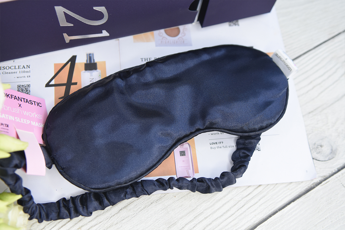 LOOKFANTASTIC x Brushworks Satin Eye Mask in Iconic Blue LOOKFANTASTIC x Brushworks Satin Eye Mask in Iconic Blue