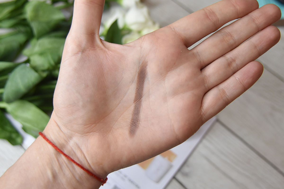 NUDESTIX Magnetic Matte Eye Colour in Taupe  NUDESTIX Magnetic Matte Eye Colour in Taupe