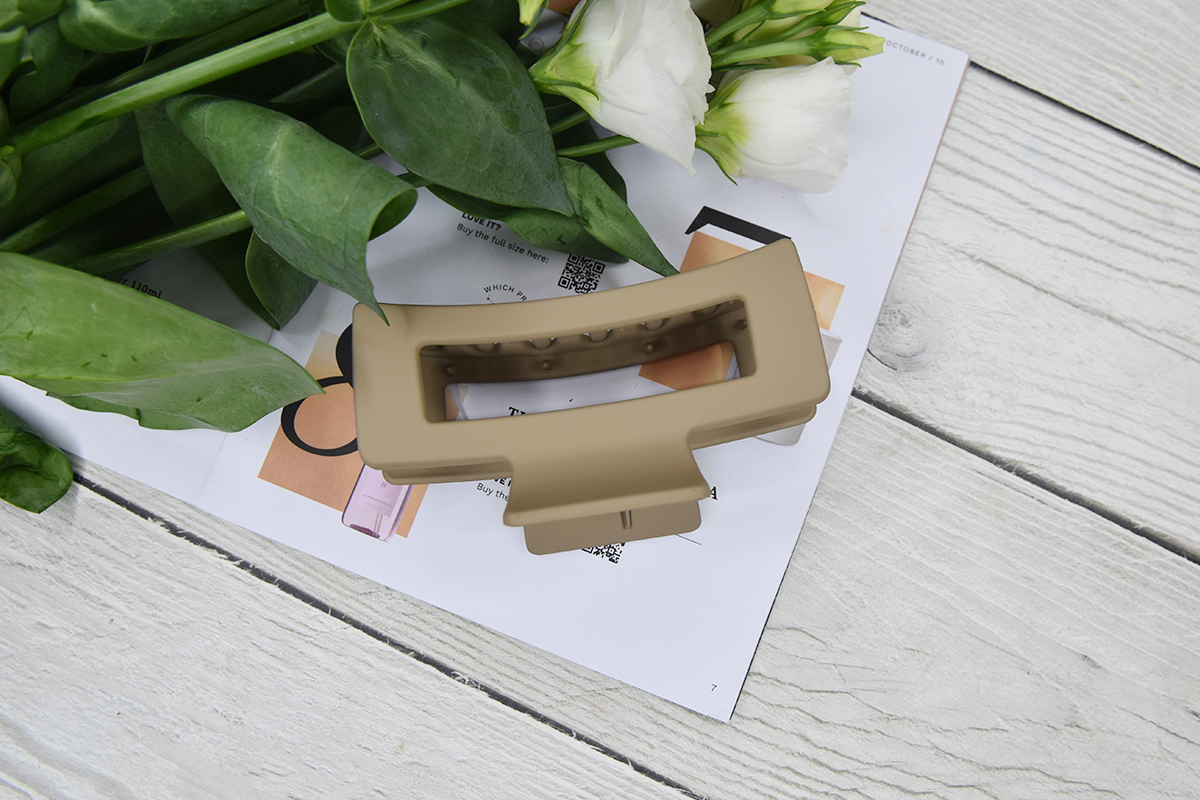 So Eco Claw Clip (LOOKFANTASTIC branded) in Nude So Eco Claw Clip (LOOKFANTASTIC branded) in Nude